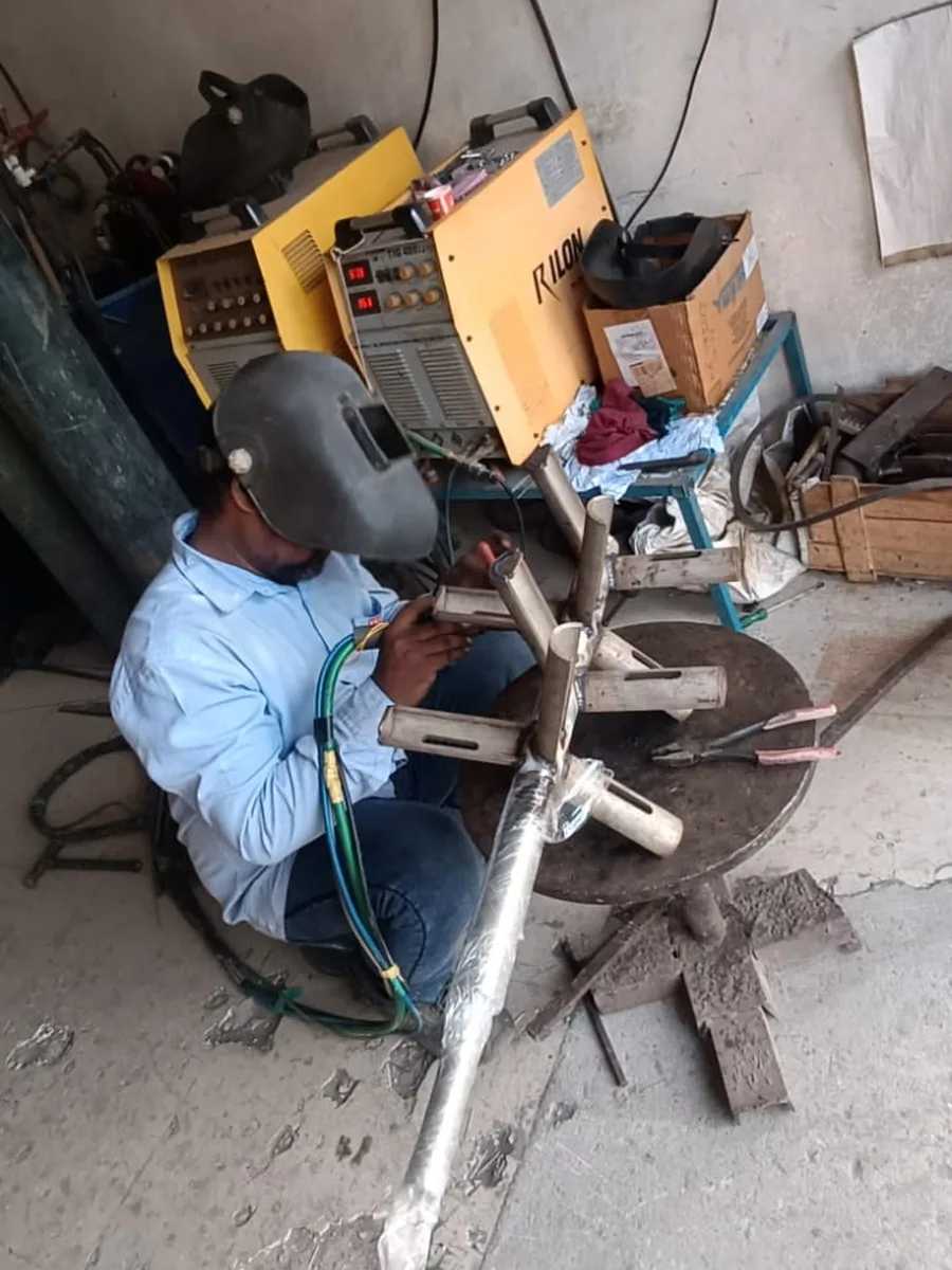 Fitting the blades of an agitator impeller onto the shaft before welding