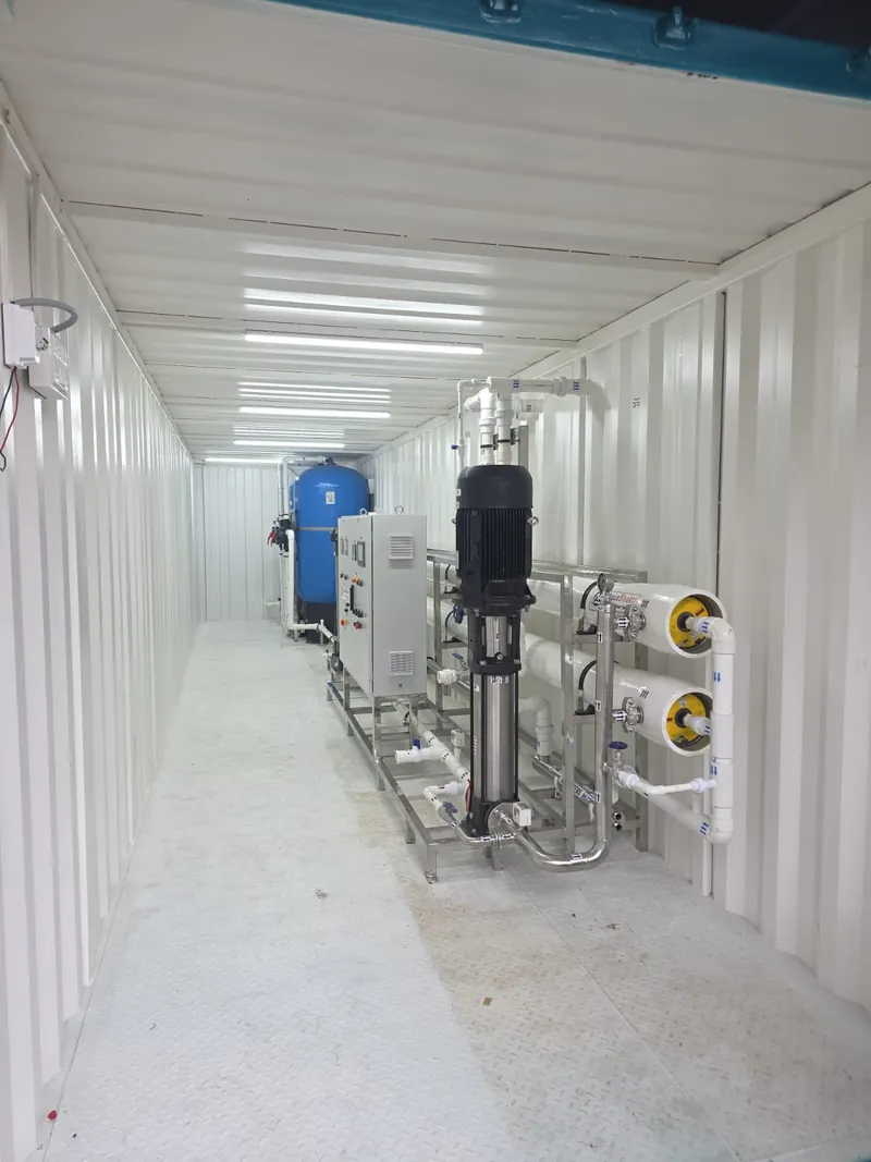 Containerised reverse osmosis plant with membrane housings, high pressure pump and pressure filter