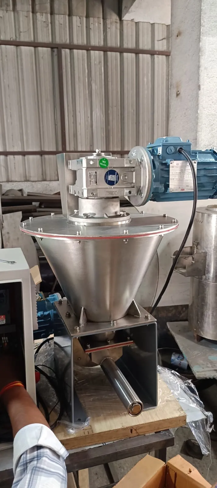 Stainless steel micro powder feeder with conical hopper and geared metering drive