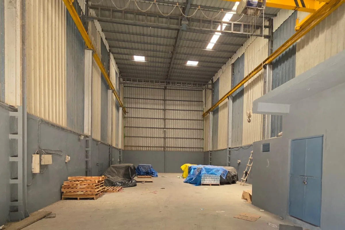 Fabrication bay with a three tonne overhead travelling crane